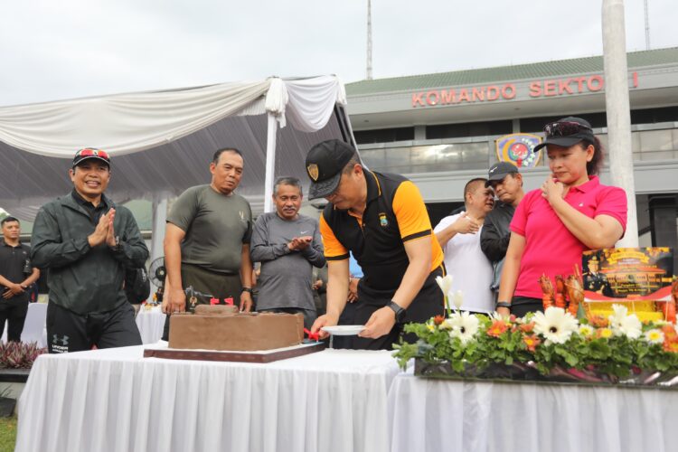 POTONG KUE: Kapolda Sumut, Irjen Pol Agung Setya Imam Effendi memotong kue ulang tahun yang diterima dari prajurit TNI usai berolahraga bersama di Makosek Hanudnas II, Lanud Soewondo, Jumat (8/3/2024). (Foto Dok/ Polda Sumut)