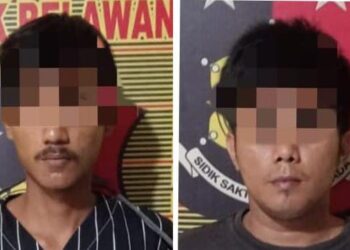 DIAMANKAN: Dua pria terduga pelaku pencurian sepeda motor diamankan di Mapolsek Belawan setelah diringkus dari kawasan Kota Belawan, Jumat (8/3/2024).(Foto Dok/Polres Belawan)