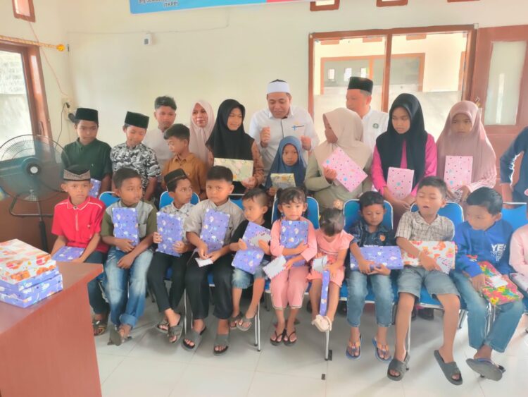 Para staf Puskesmas Paya bakong, Aceh Utara, Jum'at 09 Maret 2024, melaksanakan kegiatan rutin sosial berupa santunan anak yatim yang berdomisili di sekitaran Puskesmas