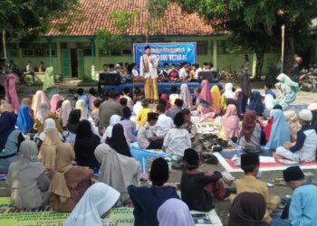 SD Debong Wetan 01 Kec. Dukuhturi Kab. Tegal menggelar acara Tasyakur dan Doa bersama. Acara digelar di depan halaman sekolah dengan diikuti para siswa siswi kelas 1 - 6.