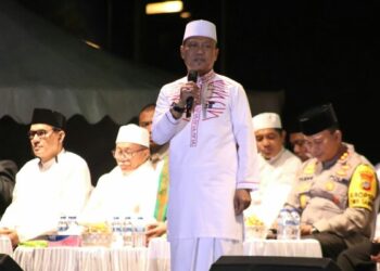 Kurang lebih 10.000 jamaah hadir dalam peringatan Isra Mikraj 1445 H dan Istighosah yang digelar di halaman Presisi Polda Sulut, Jumat (8/3/2024) malam. Acara yang diawali dengan Salat Isya berjamaah ini, dihadiri oleh penceramah kondang asal Sulawesi Selatan, Ustad Das'ad Latif.