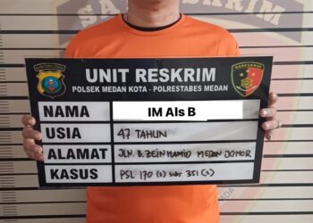 DITAHAN: IM alias B (47), warga Jalan Brigjen Zein Hamid Gang Ridho Pulungan Medan ditetapkan menjadi tersangka dan ditahan di Mapolsek Medan Kota, Jumat (8/3/2024). (Foto Dok/ Polsek Medan Kota)