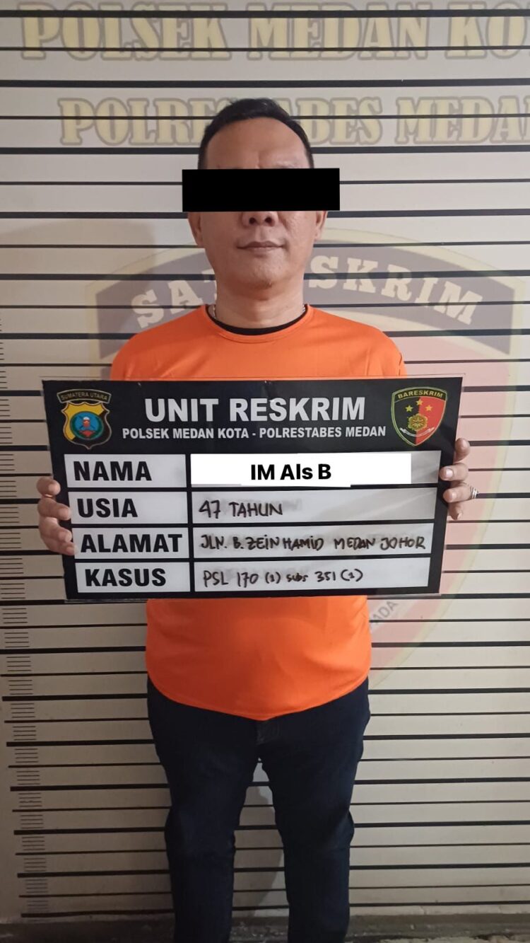 DITAHAN: IM alias B (47), warga Jalan Brigjen Zein Hamid Gang Ridho Pulungan Medan ditetapkan menjadi tersangka dan ditahan di Mapolsek Medan Kota, Jumat (8/3/2024). (Foto Dok/ Polsek Medan Kota)
