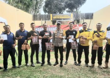 FOTO BERSAMA : Usai menyerahkan hadiah, Kapolres Sergai, AKBP Oxy Yudha Pratesta foto bersama tim pemenang Shooting Fun Kapolres Cup, Sabtu (9/3/2024). (Foto Dok/Polres Sergai)