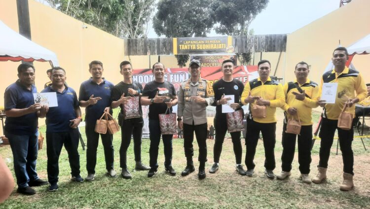 FOTO BERSAMA : Usai menyerahkan hadiah, Kapolres Sergai, AKBP Oxy Yudha Pratesta foto bersama tim pemenang Shooting Fun Kapolres Cup, Sabtu (9/3/2024). (Foto Dok/Polres Sergai)