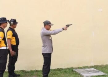 LEPAS TEMBAKAN : Kapolres Sergai, AKBP Oxy Yudha Pratesta melepas tembakan perdana saat membuka Shooting Fun Kapolres Cup, Sabtu (9/3/2024). (Foto Dok/Polres Sergai)