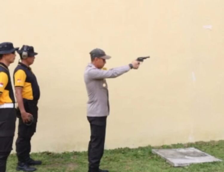 LEPAS TEMBAKAN : Kapolres Sergai, AKBP Oxy Yudha Pratesta melepas tembakan perdana saat membuka Shooting Fun Kapolres Cup, Sabtu (9/3/2024). (Foto Dok/Polres Sergai)