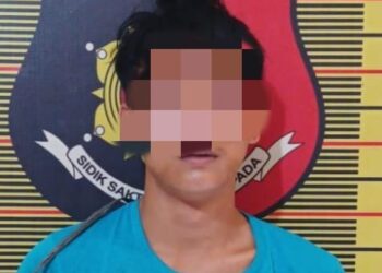 DITANGKAP : Seorang pria terduga pelaku penganiayaan anggota polisi saat terjadi tawuran di Sicanang beberapa bulan lalu ditangkap dari rumahnya, Sabtu (9/3/2024).(Foto Dok Polres Belawan)
