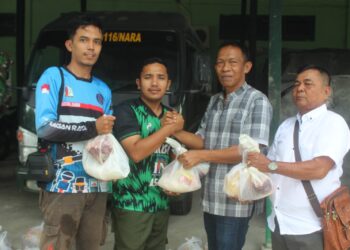 Komando Distrik Militer (Kodim) 0116/Nagan Raya membagikan daging sapi meugang bagi seluruh prajurit TNI, seluruh wartawan Nagan Raya beserta anak anak Yatim Binaan Kodim 0116/Nagan Raya. Pembagian daging meugang tersebut berlangsung di Markas Kodim itu, Minggu (10/03/2024).