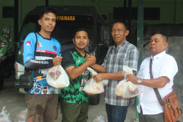 Komando Distrik Militer (Kodim) 0116/Nagan Raya membagikan daging sapi meugang bagi seluruh prajurit TNI, seluruh wartawan Nagan Raya beserta anak anak Yatim Binaan Kodim 0116/Nagan Raya. Pembagian daging meugang tersebut berlangsung di Markas Kodim itu, Minggu (10/03/2024).