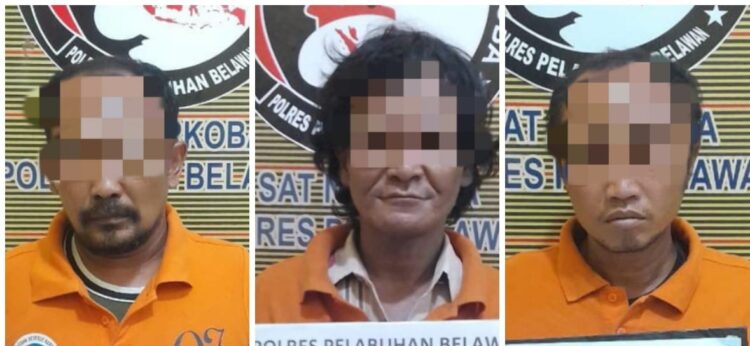 DIAMANKAN: Tiga pria tersangka pengedar dan pengguna sabu diamankan di Mapolres Pelabuhan Belawan, Minggu (10/3/2024) setelah diringkus dari Komplek UKA, Terjun, Medan Marela.(Foto Dok/Polres Belawan)