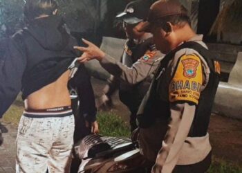 Personel Polsek Sario Polresta Manado terus berupaya menjaga keamanan dan ketertiban masyarakat dengan melaksanakan kegiatan patroli SIBULAN (Sikat Pemabuk Jalanan). Kegiatan ini dilakukan guna mengantisipasi terjadinya gangguan kamtibmas di wilayah tersebut, Sabtu (9/3/2024) malam.