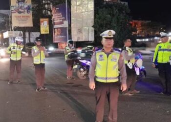 Personel Satuan Lalu Lintas Polresta Manado mengambil langkah proaktif untuk meningkatkan keselamatan dan kenyamanan pengguna jalan di malam hari. Dalam sebuah inisiatif terbaru, mereka melakukan pengaturan lalu lintas di jalan raya pada malam hari, Sabtu (9/3/2024) malam.