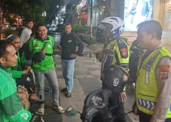 Satuan Lalu Lintas Polresta Manado melakukan kegiatan penindakan terhadap pengendara yang parkir di bawah rambu larangan parkir dan memberikan teguran kasat mata terhadap pelanggaran lalu lintas di seputaran kota Manado, Sabtu (9/3/2024).