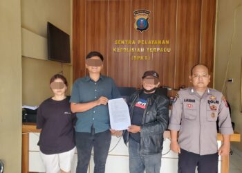 Bripka Hermanto Pardede, Pejabat Sementara Kanit III SPKT Polres Samosir, berhasil memfasilitasi mediasi antara kedua belah pihak yang terlibat dalam kecelakaan lalu lintas di sekitar Bundaran Kota Pangururan, Jalan SM Raja, Kelurahan Pasar Pangururan, Kecamatan Pangururan, Kabupaten Samosir.