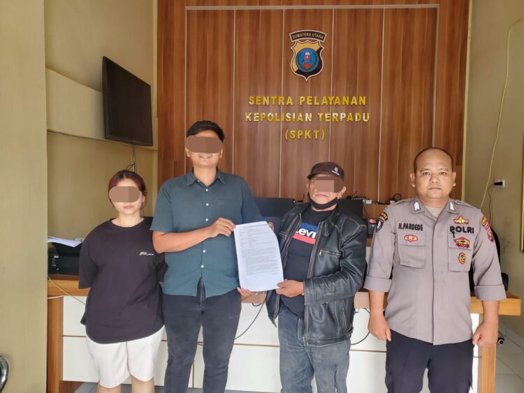 Bripka Hermanto Pardede, Pejabat Sementara Kanit III SPKT Polres Samosir, berhasil memfasilitasi mediasi antara kedua belah pihak yang terlibat dalam kecelakaan lalu lintas di sekitar Bundaran Kota Pangururan, Jalan SM Raja, Kelurahan Pasar Pangururan, Kecamatan Pangururan, Kabupaten Samosir.