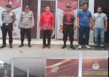 Personel Polres Labuhanbatu melaksanakan pengamanan di kantor KPU Kab. Labuhanbatu jln Jln.W.R Supratman No.52 Kel.Padang Matinggi Kec.Rantau Utara Kab.Labuhanbatu dan Kantor Bawaslu Kab. Labuhanbatu Utara Jl. Persaudaraan II No. 9 Kel. Aek Kanopan Kec. Kualuh Hulu Kab. Labuhanbatu Utara. Guna memastikan keamanan di dua kantor tersebut, Minggu (10/03/2024).