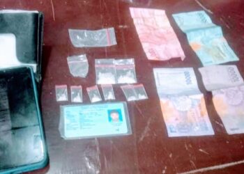 DIAMANKAN: Seorang priaa, tersangka pengedar sabu diamankan di Mapolsek Hamparan Perak, setelah dirimgkus dari kawasan Desa Paya Bakung, Senin (11/3/2024).(Foto Dok/Polres Belawan)