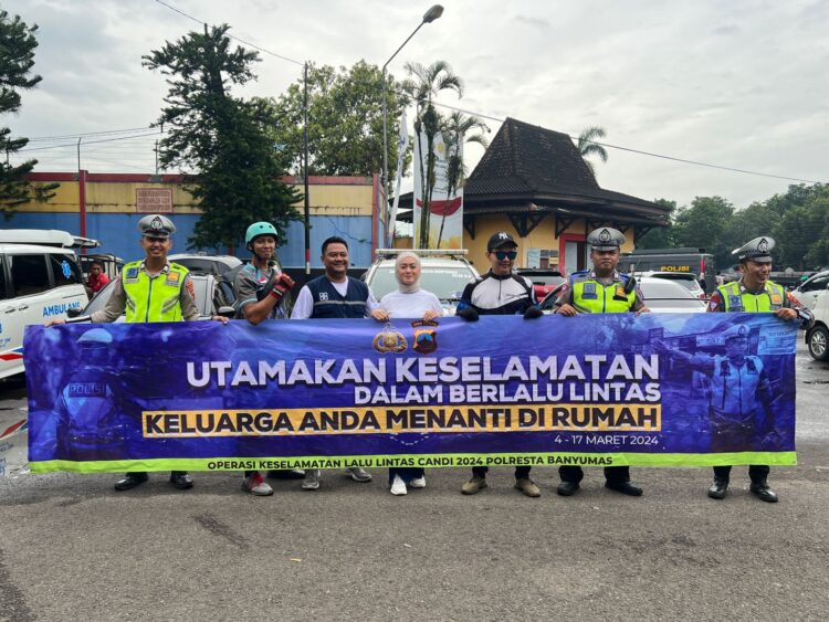 Sat Lantas Polresta Banyumas Polda Jateng menggelar kegiatan art policing dalam acara gowes santai di Gor Satria Purwokerto, Minggu (10/3/24) pagi.