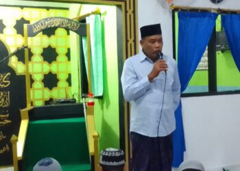 Kepala Lembaga Pemasyarakatan (Lapas) Kelas IIB Bitung Kanwil Kemenkumham Sulawesi Utara, Syukron Hamdani, melakukan Sholat Berjamaah dengan para warga binaan.