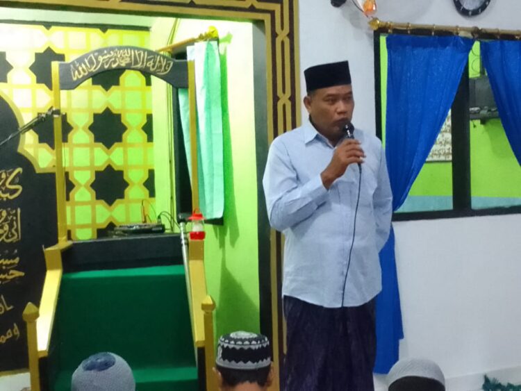 Kepala Lembaga Pemasyarakatan (Lapas) Kelas IIB Bitung Kanwil Kemenkumham Sulawesi Utara, Syukron Hamdani, melakukan Sholat Berjamaah dengan para warga binaan.