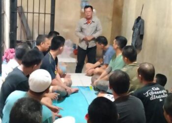 Kepala Satuan Tahanan dan Barang Bukti (Kasat Tahti) memberikan arahan khusus kepada 29 orang tahanan yang beragama Islam. Kegiatan ini dilaksanakan di ruang serbaguna tahanan, dengan tujuan untuk membahas pelaksanaan ibadah selama bulan Ramadhan, termasuk sholat berjamaah, buka puasa bersama, serta amalan-amalan lain yang bisa dilakukan selama bulan pujaan umat Muslim tersebut, Selasa (12/3/2024).