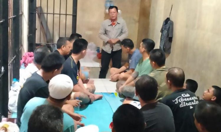 Kepala Satuan Tahanan dan Barang Bukti (Kasat Tahti) memberikan arahan khusus kepada 29 orang tahanan yang beragama Islam. Kegiatan ini dilaksanakan di ruang serbaguna tahanan, dengan tujuan untuk membahas pelaksanaan ibadah selama bulan Ramadhan, termasuk sholat berjamaah, buka puasa bersama, serta amalan-amalan lain yang bisa dilakukan selama bulan pujaan umat Muslim tersebut, Selasa (12/3/2024).