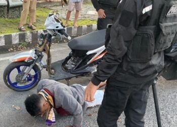 Rayon Gabungan Samapta Polresta Manado bersama Polsek Tikala menggelar operasi patroli bersama di kawasan Lapangan Tikala, Manado. Patroli yang dilaksanakan pada Sabtu malam ini bertujuan untuk menciptakan situasi yang aman dan terkendali, khususnya di area yang sering menjadi arena balap liar oleh anak-anak muda, Selasa (12/3/2024).