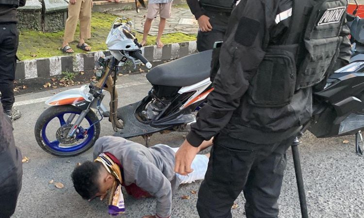 Rayon Gabungan Samapta Polresta Manado bersama Polsek Tikala menggelar operasi patroli bersama di kawasan Lapangan Tikala, Manado. Patroli yang dilaksanakan pada Sabtu malam ini bertujuan untuk menciptakan situasi yang aman dan terkendali, khususnya di area yang sering menjadi arena balap liar oleh anak-anak muda, Selasa (12/3/2024).