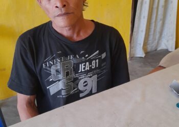 NB: Soemardi Sinamo/Ernis Nababan/Lumban Hendrik - DIWAWANCARAI: Ribut Hartono, ayah dari Deni Pratama korban pembakaran hingga tewas saat diwawancarai usai melaksanakan Sholat Dzhur di Perumnas Mandala, Kecamatan Percut Sei Tuan, Deliserdang, Selasa (12/3/2024).(Ist)