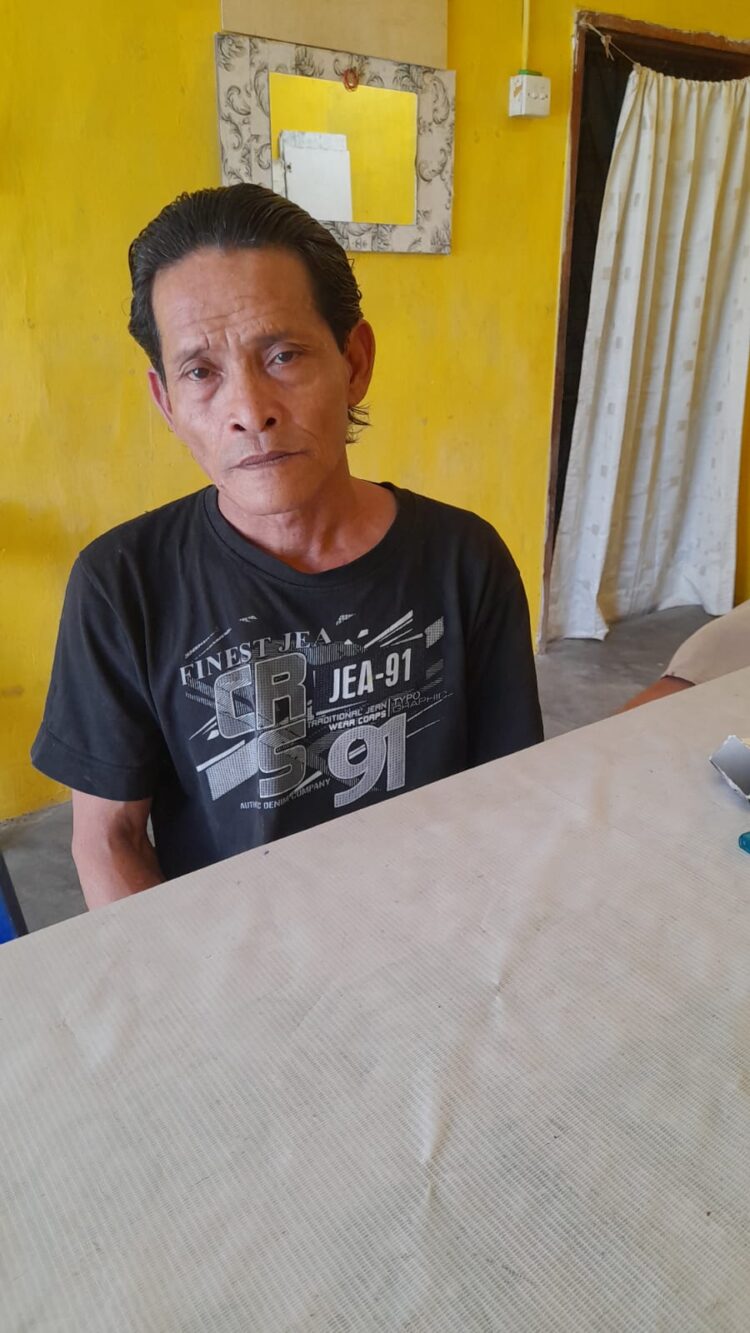 NB: Soemardi Sinamo/Ernis Nababan/Lumban Hendrik - DIWAWANCARAI: Ribut Hartono, ayah dari Deni Pratama korban pembakaran hingga tewas saat diwawancarai usai melaksanakan Sholat Dzhur di Perumnas Mandala, Kecamatan Percut Sei Tuan, Deliserdang, Selasa (12/3/2024).(Ist)