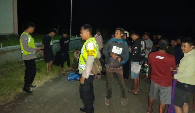 Polsek Kutasari Polres Purbalingga menggagalkan aksi perang sarung di Lapangan Jaka Kusuma Desa Karangcegak, Kecamatan Kutasari, Kabupaten Purbalingga, Rabu (13/3/2024) dini hari. Di lokasi, polisi mengamankan puluhan remaja.