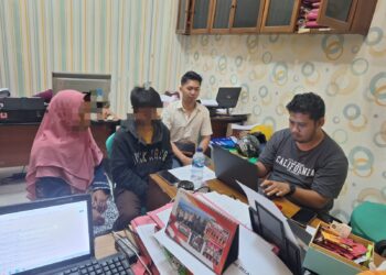 Seorang pelajar SMA diamankan polisi lantaran kedapatan membawa senjata tajam di tepi jalan desa Kelapa Gading Kec. Wangon, Kab. Banyumas, Senin dini hari (11/3/24).
