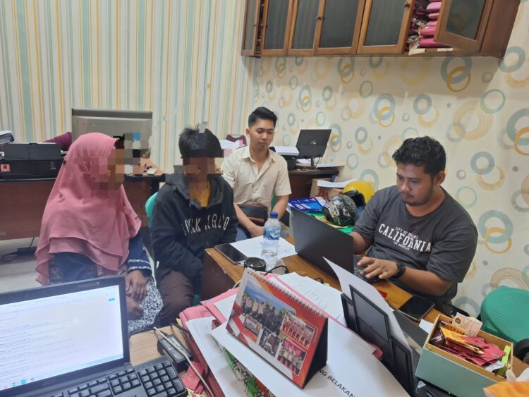 Seorang pelajar SMA diamankan polisi lantaran kedapatan membawa senjata tajam di tepi jalan desa Kelapa Gading Kec. Wangon, Kab. Banyumas, Senin dini hari (11/3/24).
