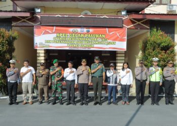 Polres Samosir sukses melaksanakan Apel Gelar Pasukan Operasi Keselamatan Toba - 2024 dan Pencanangan Aksi Keselamatan Jalan di Lapangan Apel Mako Polres Samosir. Rabu, (13/03/2024).