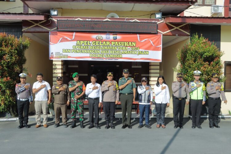 Polres Samosir sukses melaksanakan Apel Gelar Pasukan Operasi Keselamatan Toba - 2024 dan Pencanangan Aksi Keselamatan Jalan di Lapangan Apel Mako Polres Samosir. Rabu, (13/03/2024).