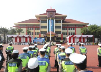 BERI SAMBUTAN: Kapolda Sumut, Irjen Pol Agung Setya Imam Effendi memberi sambutan saat memimpin Apel Gelar Pasukan Operasi Keselamatan Toba 2024 di Lapangan KS Tubun Mapolda Sumut, Rabu (13/3/2024) pagi. (Foto Dok/ Polda Sumut)