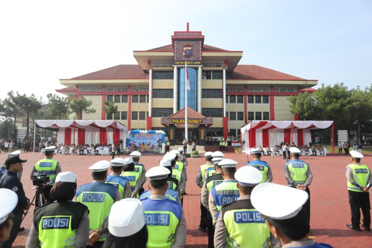 BERI SAMBUTAN: Kapolda Sumut, Irjen Pol Agung Setya Imam Effendi memberi sambutan saat memimpin Apel Gelar Pasukan Operasi Keselamatan Toba 2024 di Lapangan KS Tubun Mapolda Sumut, Rabu (13/3/2024) pagi. (Foto Dok/ Polda Sumut)