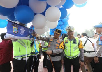 TERBANGKAN BALON: Kapolda Sumut, Irjen Pol Agung Setya Imam Effendi didampingi Dirlantas Kombes Pol Muji Ediyanto menerbangkan balon pada kegiatan Gebyar Keselamatan Lalu Lintas 2024 di Mapolda Sumut, Rabu (13/3/2024). (Foto Dok/ Polda Sumut)