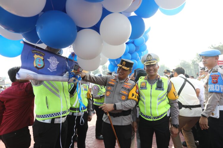 TERBANGKAN BALON: Kapolda Sumut, Irjen Pol Agung Setya Imam Effendi didampingi Dirlantas Kombes Pol Muji Ediyanto menerbangkan balon pada kegiatan Gebyar Keselamatan Lalu Lintas 2024 di Mapolda Sumut, Rabu (13/3/2024). (Foto Dok/ Polda Sumut)