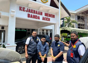 Tim Penyidik Kepolisian Daerah (Polda) Aceh menyerahkan dua tersangka kasus korupsi beasiswa Aceh tahun anggaran 2017 ke Kejaksaan Tinggi (Kejati) Aceh.