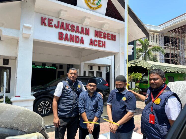Tim Penyidik Kepolisian Daerah (Polda) Aceh menyerahkan dua tersangka kasus korupsi beasiswa Aceh tahun anggaran 2017 ke Kejaksaan Tinggi (Kejati) Aceh.