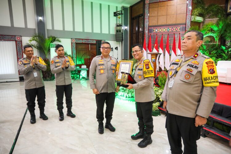 BERIKAN PIALA: Kapolda Sumut Irjen Pol Agung Setya Imam Effendi menyerahkan piala dan piagam penghargaan kepada Kapolrestabes Medan Kombes Pol Dr Teddy John Sahala Marbun di gedung aula Tribrata Polda Sumut, Rabu (13/3/2024).(Foto Dok/Polrestabes)