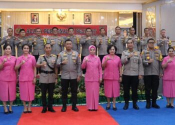 Kapolresta Manado Kombes Pol Julianto Sirait, bersama Ketua Bhayangkari Cabang Kota Manado Ny. Melanie Julianto, turut hadir dalam upacara pelantikan pejabat Wakapolda Sulawesi Utara yang berlangsung di Markas Polda Sulawesi Utara, hari ini Rabu (13/3/2024).