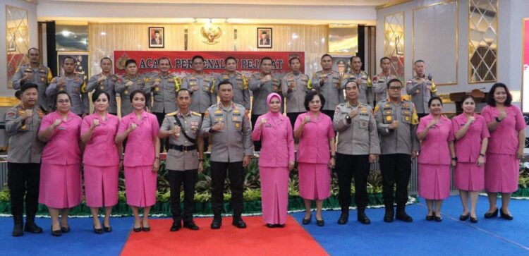 Kapolresta Manado Kombes Pol Julianto Sirait, bersama Ketua Bhayangkari Cabang Kota Manado Ny. Melanie Julianto, turut hadir dalam upacara pelantikan pejabat Wakapolda Sulawesi Utara yang berlangsung di Markas Polda Sulawesi Utara, hari ini Rabu (13/3/2024).
