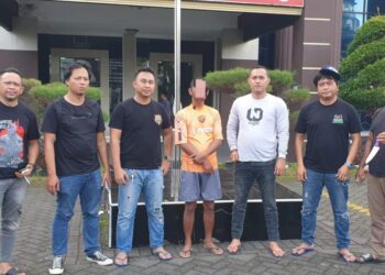 Tim Delta Resmob berhasil mengamankan pelaku penganiayaan dengan senjata tajam di Manado. Pelaku yang diketahui bernama ORK (42 tahun), seorang nelayan yang beralamat di Kelurahan Molas LK V, Kecamatan Bunaken, ditangkap atas dugaan penganiayaan terhadap dua korban, Rabu (13/3/2024) sekitar pukul 03.00 WITA.