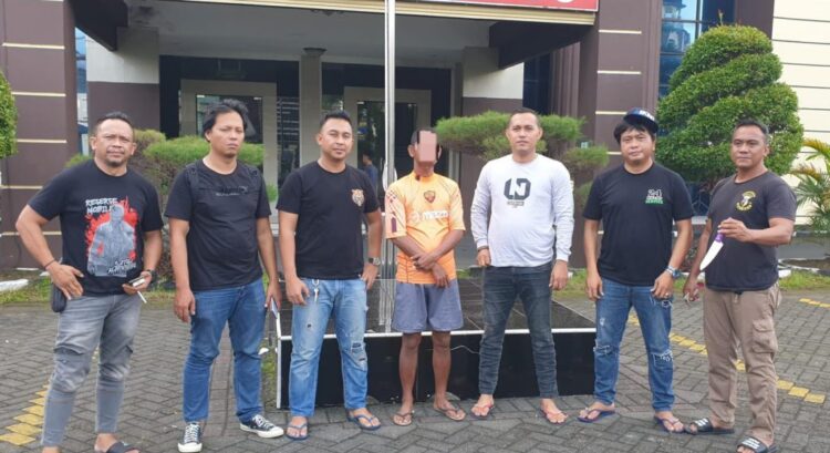Tim Delta Resmob berhasil mengamankan pelaku penganiayaan dengan senjata tajam di Manado. Pelaku yang diketahui bernama ORK (42 tahun), seorang nelayan yang beralamat di Kelurahan Molas LK V, Kecamatan Bunaken, ditangkap atas dugaan penganiayaan terhadap dua korban, Rabu (13/3/2024) sekitar pukul 03.00 WITA.