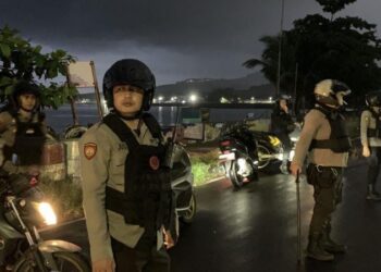 Rayon Gabungan Polresta Manado melaksanakan patroli di wilayah Tumumpa, Manado. Operasi patroli yang dilaksanakan pada malam hari ini berhasil memastikan bahwa situasi di wilayah tersebut tetap aman dan terkendali, Rabu (13/3/2024).