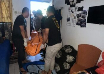 Seorang mahasiswa kedokteran ditemukan tak bernyawa dalam keadaan tanpa busana di kamar kostnya. Korban yang diketahui bernama Rizki Eruansa Bonde, berusia 22 tahun, adalah seorang mahasiswa koas di Fakultas Kedokteran, yang sedang menjalani pendidikan di Rumah Sakit Prof. Kandou Malalayang, Selasa (12/3/2024) sekitar pukul 08.00 WITA.