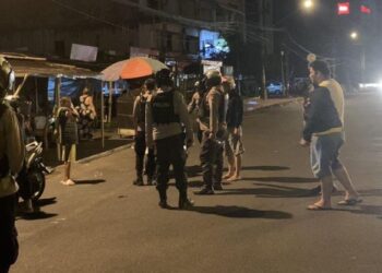 Satuan Samapta Polresta Manado melaksanakan giat Patroli Perintis Presisi di kawasan Jembatan Soekarno, salah satu area yang kerap dijadikan tempat berkumpulnya anak muda sambil melakukan pesta miras dan balap liar. Kegiatan ini merupakan bagian dari strategi preventif Polresta Manado untuk menciptakan kondisi yang kondusif di masyarakat, Rabu (13/3/2024).